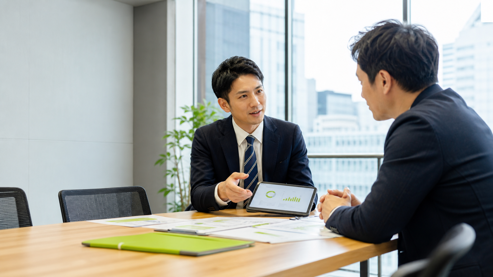 会議をする経営層のイメージ